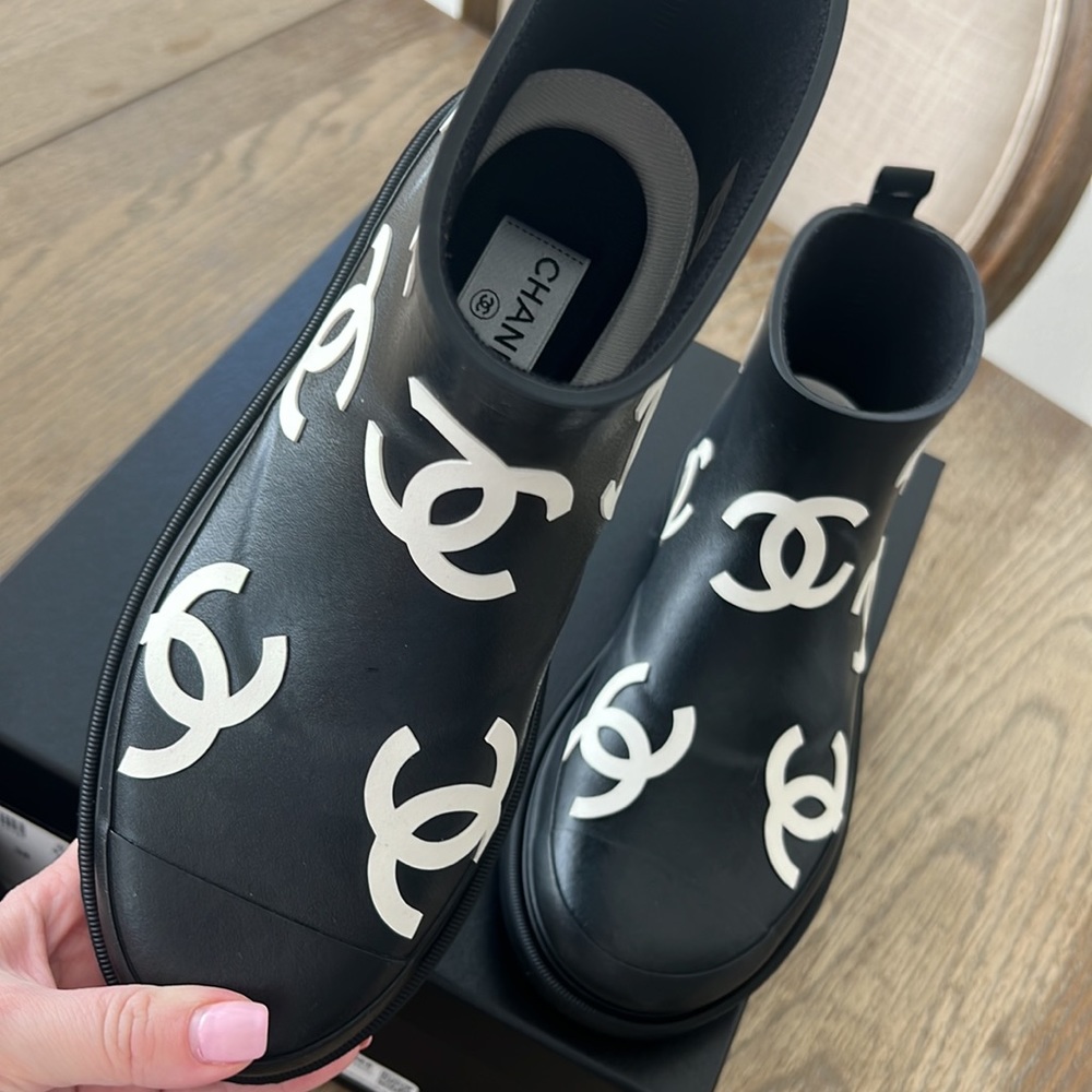 Chanel rain boots - Picture 8 of 13